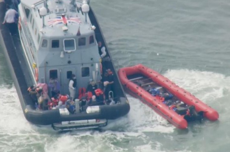 صورة لـ(إيلاف) من شاشة قناة (سكاي نيوز) لقارب إنقاذ بريطاني قبالة ساحل كينت 