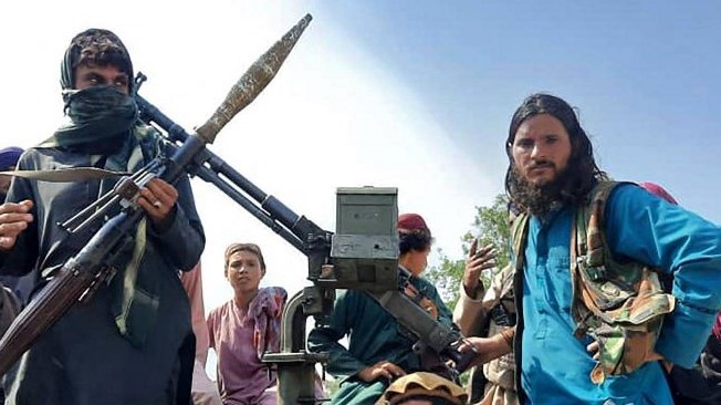 مسلحو طالبان في شوارع كابول بعد سقوطها إثر الانسحاب الأميركي من أفغانستان