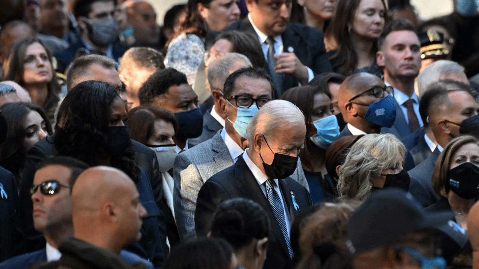 الرئيس الأميركي جو بايدن يقف مع عقيلته دقيقة صمت وسط الحشود في الذكرى الـ20 لتفجير برجي التجارة العالمي. 11 أيلول/ سبتمبر 2021