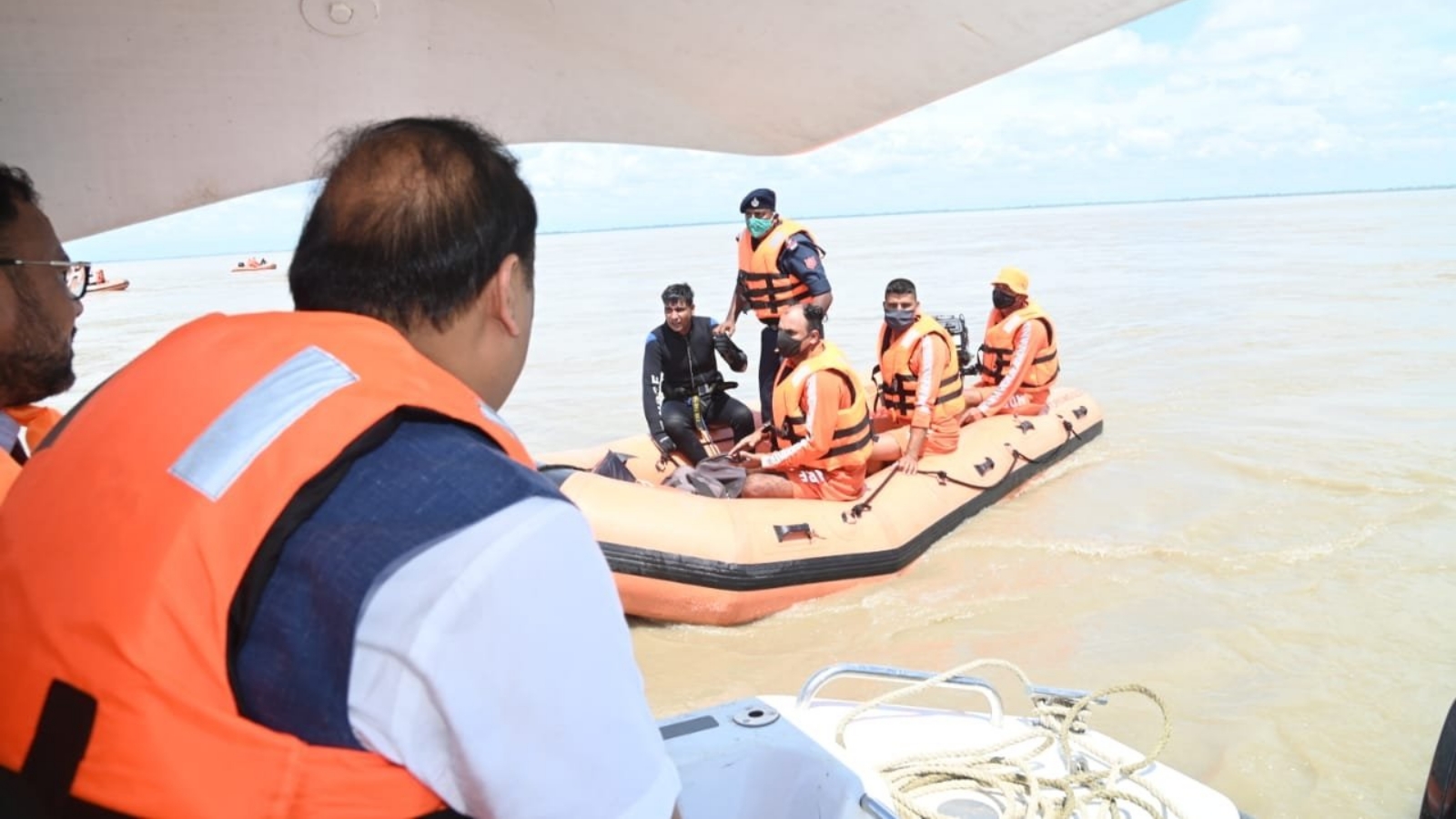 السلطات المعنية تراقب سير عمليات الإنقاذ في نهر براهمابوترا. (عن صفحة Himanta Biswa Sarma @himantabiswa في تويتر)