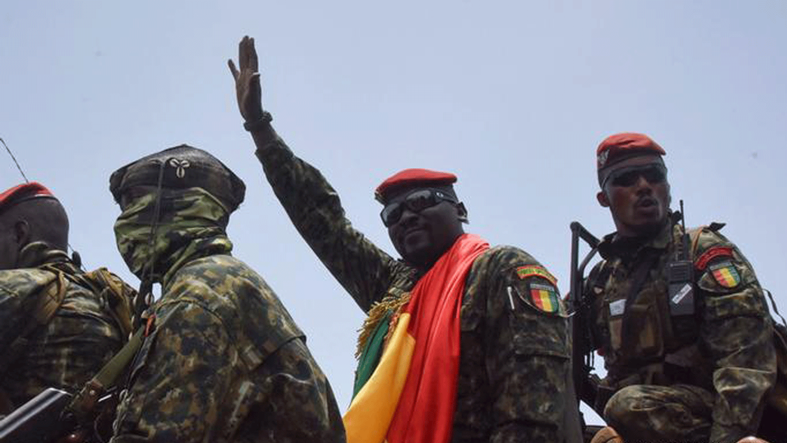 زعيم الانقلاب مامادي دومبويا يبدو رافعاً يده في الوسط.