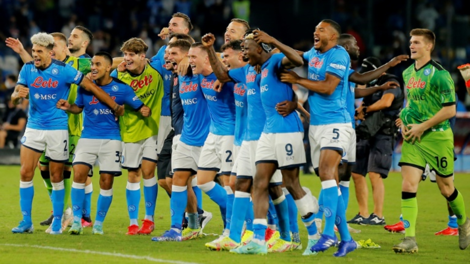 فريق نابولي يحتفل بفوزه المثير على ضيفه يوفنتوس 2-1 في افتتاح المرحلة الثالثة من بطولة إيطاليا لكرة القدم.