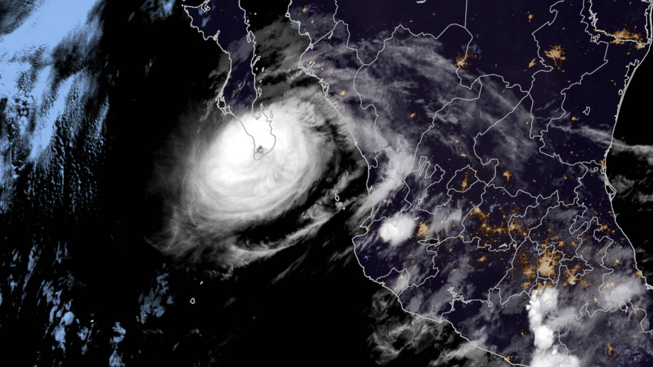 صورة ملتقطة عبر الأقمار الاصطناعية وفرتها وكالة المحيطات والغلاف الجوي الأميركية تظهر الإعصار أولاف فوق ولاية باخا كاليفورنيا سور المكسيكية في العاشر من الأول/سبتمبر 2021
