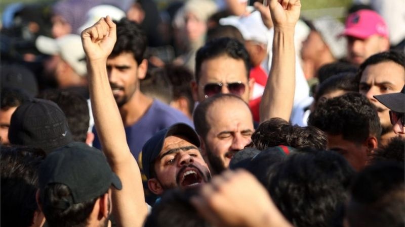 عراقيون يتظاهرون مطالبين بمحاكمة المسؤولين الفاسدين في تشرين الثاني نوفمبر 2019 (أ ف ب)