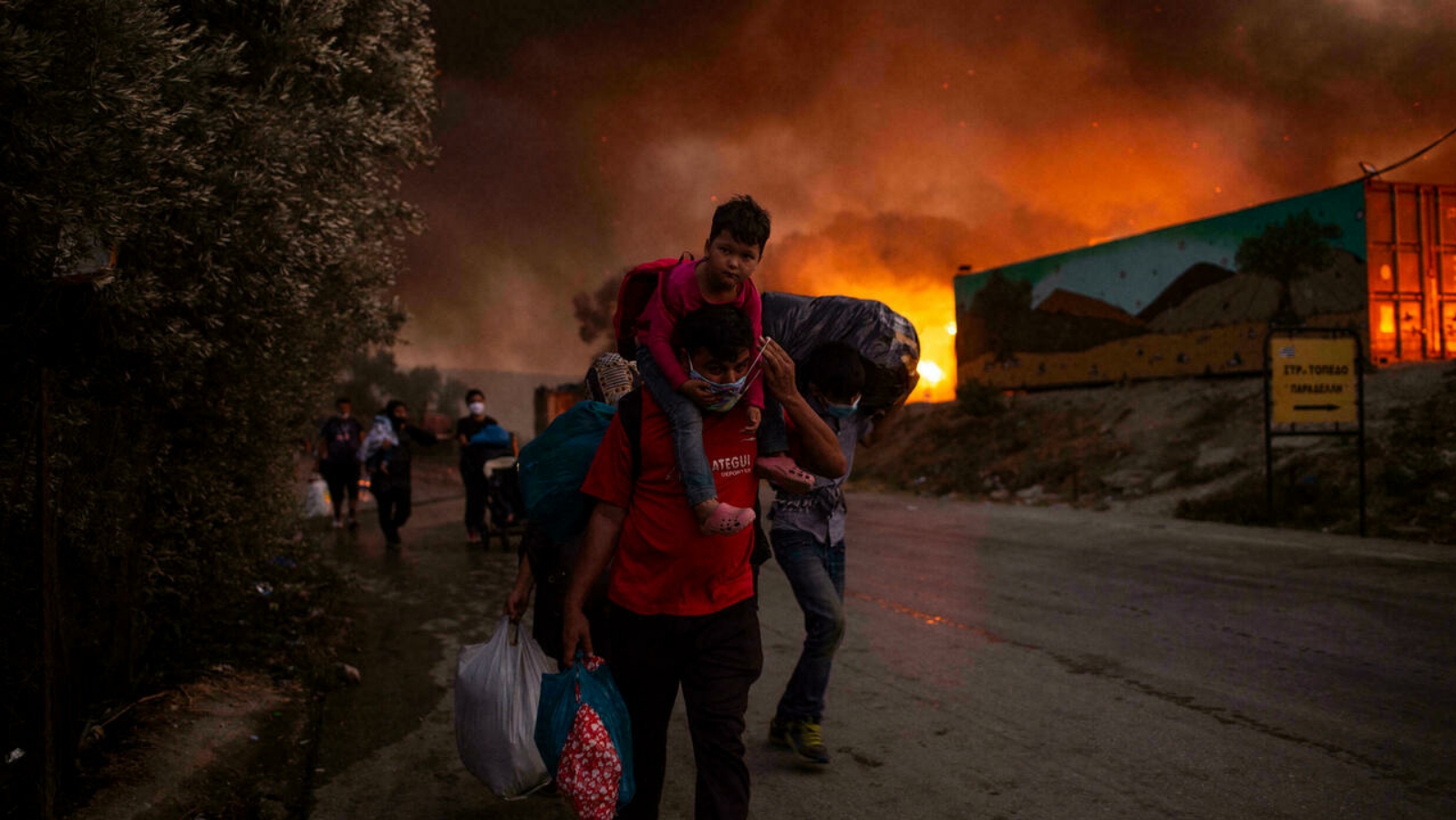 عائلات وأطفال صغار أجبرهم الحريق على الفرار إلى البلدات والقرى المحيطة.