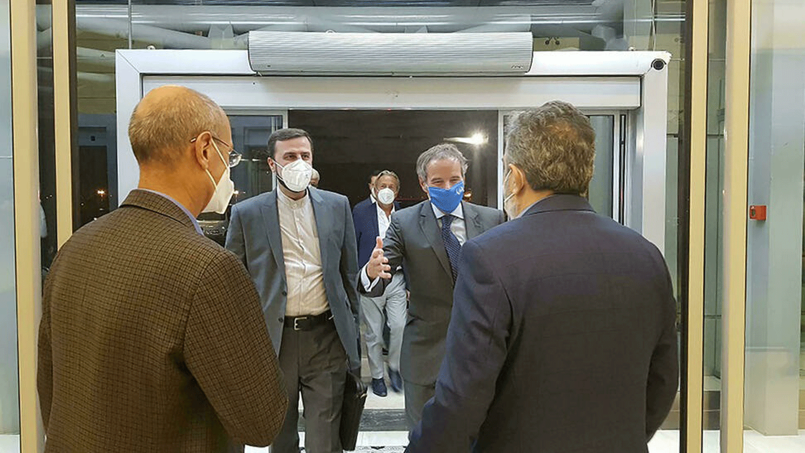 صورة قدمتها منظمة الطاقة الذرية الإيرانية تُظهر استقبال رئيس الوكالة الدولية للطاقة الذرية رافائيل غروسي من قبل المتحدث باسم AEOI بهروز كمالوندي لدى وصوله إلى طهران
