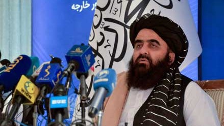 وزير خارجية طالبان امير متقي خلال المؤتمر الصحفي اليوم