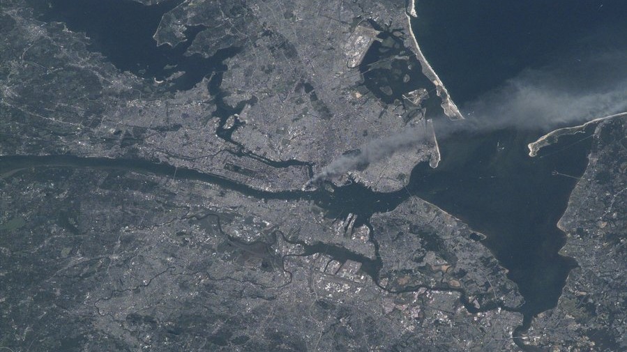 دخان برجي نيويورك في 11 سبتمبر 2001 كما ظهر في االفضاء، في صورة نشرتنها ناسا بعد 20 عامًا من الحادث الذي غير وجه العالم