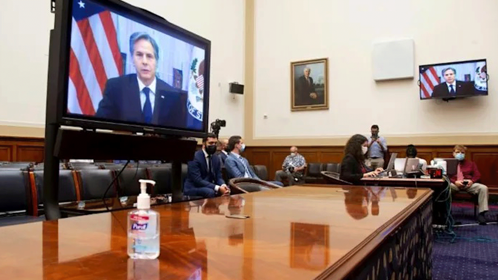 وزير الخارجية الأميركي أنطوني بلينكين على شاشة التلفزيون خلال جلسة استماع للجنة الشؤون الخارجية بمجلس النواب.
