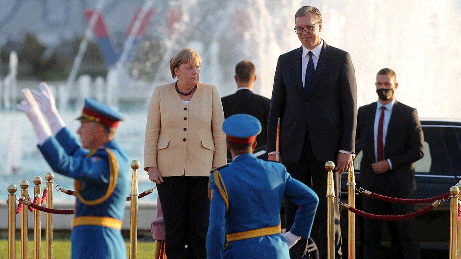 المستشارة الألمانية أنغيلا ميركل مع الرئيس الصربي ألكسندر فوتشيتش خلال مراسم الاستقبال في صربيا