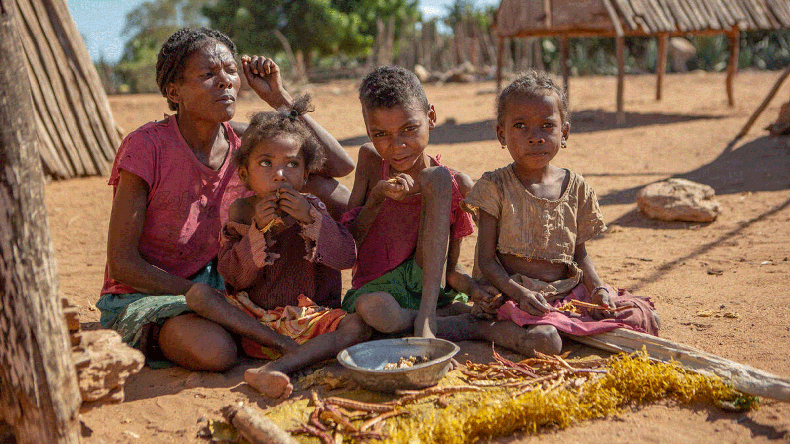 صورة نشرتها صفحة برنامج الأغذية العالمي الرسمية على تويتر(WEP) لعائلة تعاني الجوع في جنوب مدغشقر