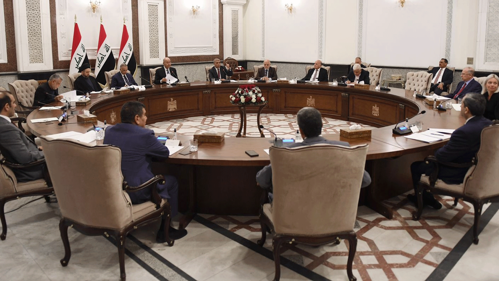 قادة وممثلي القوى السياسية العراقية لدى توقيعهم الاربعاء 15 أيلول/ سبتمبر 2021 على مدونة السلوك الانتخابي (صورة من إعلام رئاسة الجمهورية)