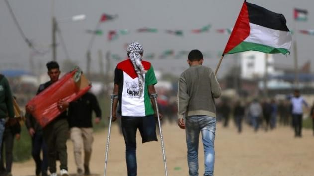 فلسطينيان يتوجهان للمشاركة في أحد التحركات الشعبية المواجهة للجيش الإسرائيلي في قطاع غزة