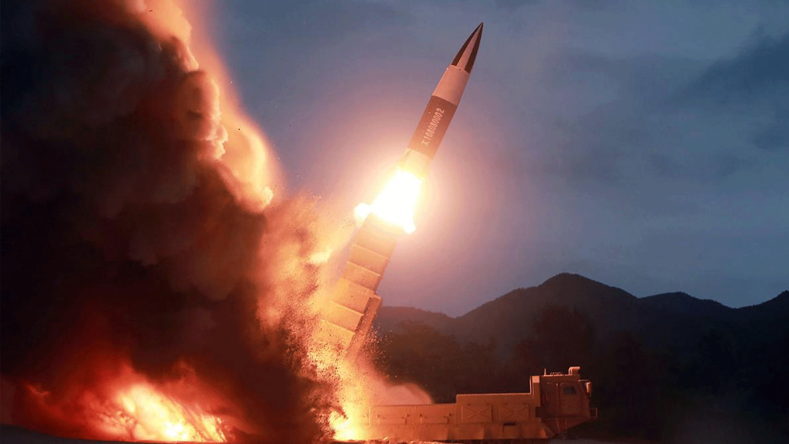  تظهر هذه الصورة التي التقطت في وقت مبكر من 10 آب/ أغسطس 2019 تجربة إطلاق ضاروخ جديد في مكان غير معروف في كوريا الشمالية.