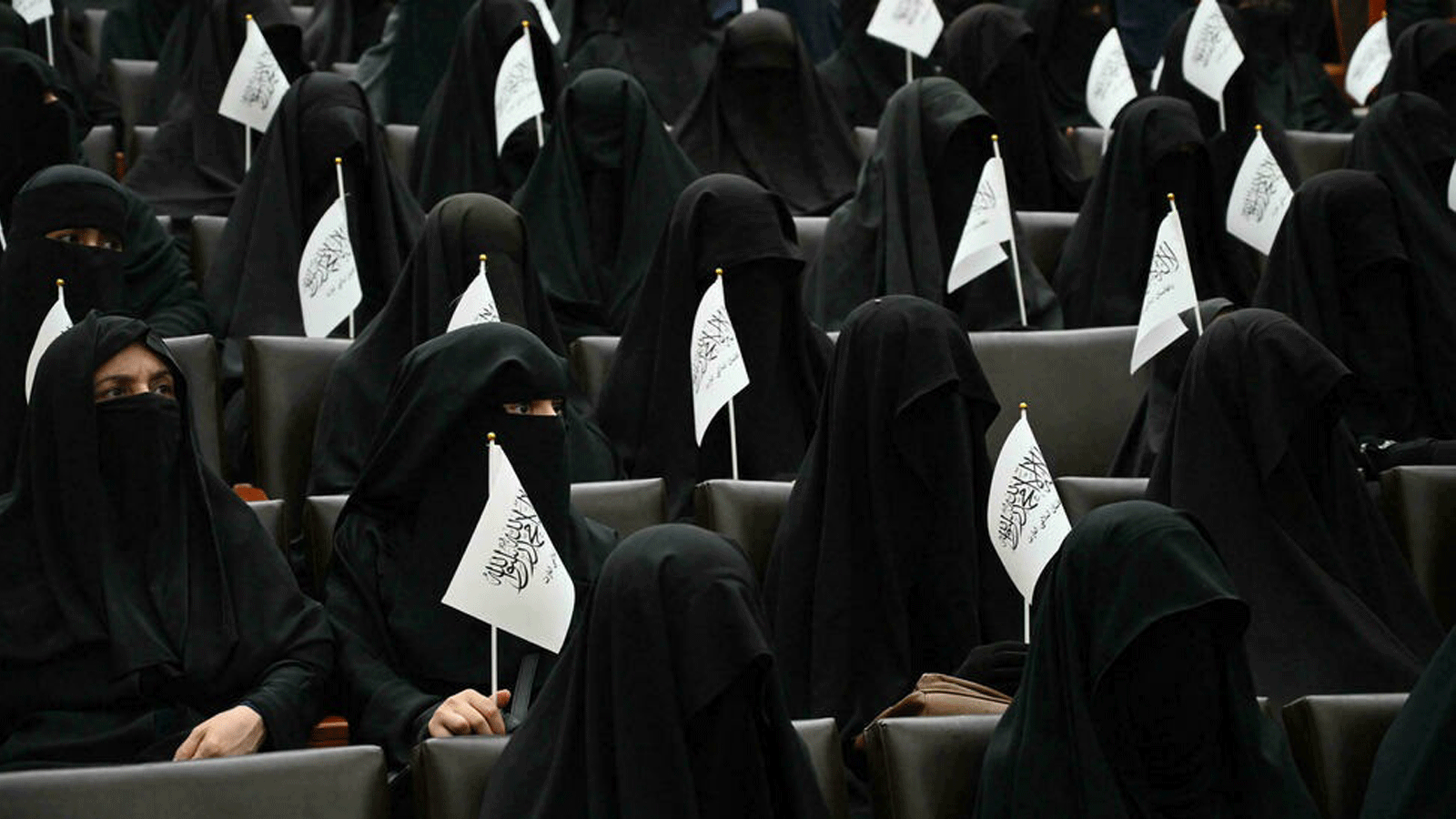 نساء أفغانيات يرفعن علم طالبان تأكيداً على دعمهن لحكمها في أفغانستان