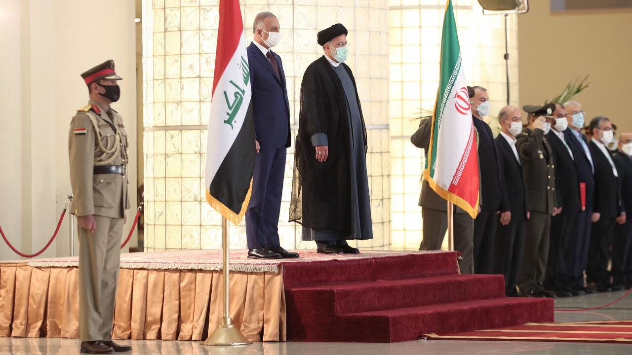 الرئيس الايراني ابراهيم رئيسي مستقبلا الكاظمي لدى وصوله الى طهران الاحد 12 ايلول سبتمبر 2021 على رأس وفد رفيع (وكالة مهر الايرانية)