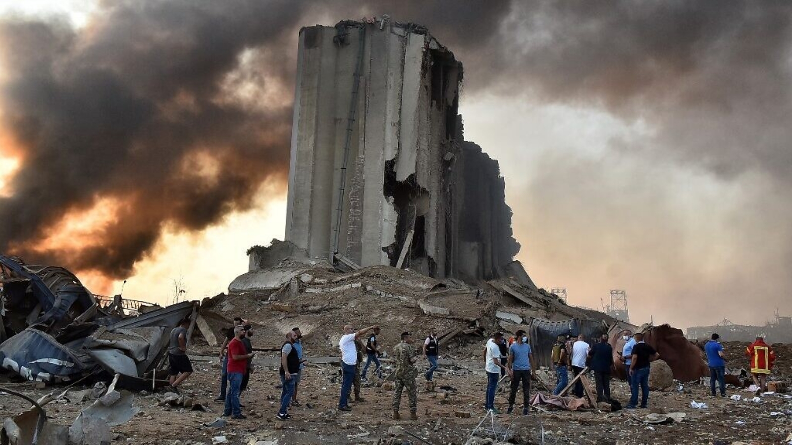 مواطنون لبنانيون في موقع الإنفجار في مرفأ بيروت. بتاريخ 5 آب/ أغسطس 2020.