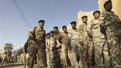 عسكريون عراقيون امام احد مراكز الاقتراع في بغداد للادلاء باصواتهم في الانتخابات الاخيرة عام 2018 (أرشيف)