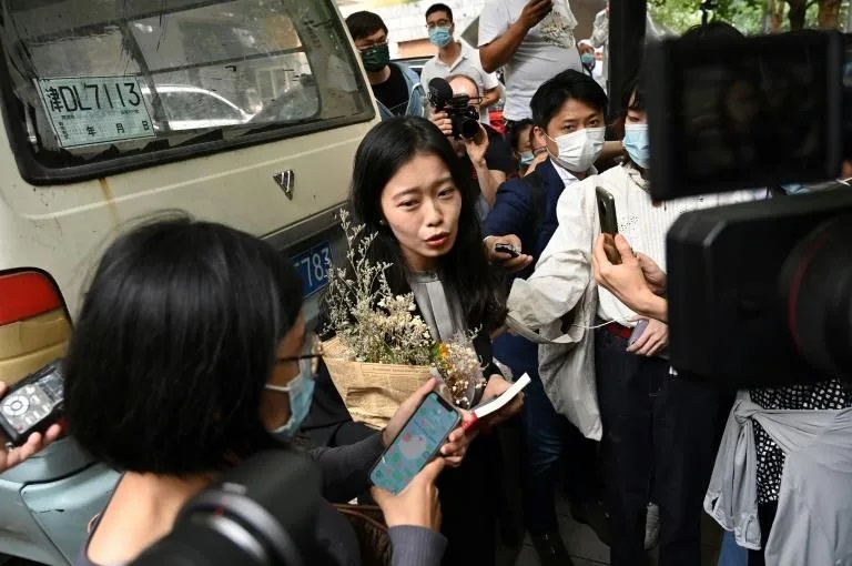  (Zhou Xiaoxuan (c صاحبة قضية التحرش الجنسي التي رفضتها المحكمة بعدما اتهمت المذيع السابق في التلفزيون الحكومي السابق Zhu Jun بتقبيلها بالقوة وتحسسها خلال فترة تدريب في عام 2014. وهو ما يمثل ضربة لحركة #MeToo في الصين.
