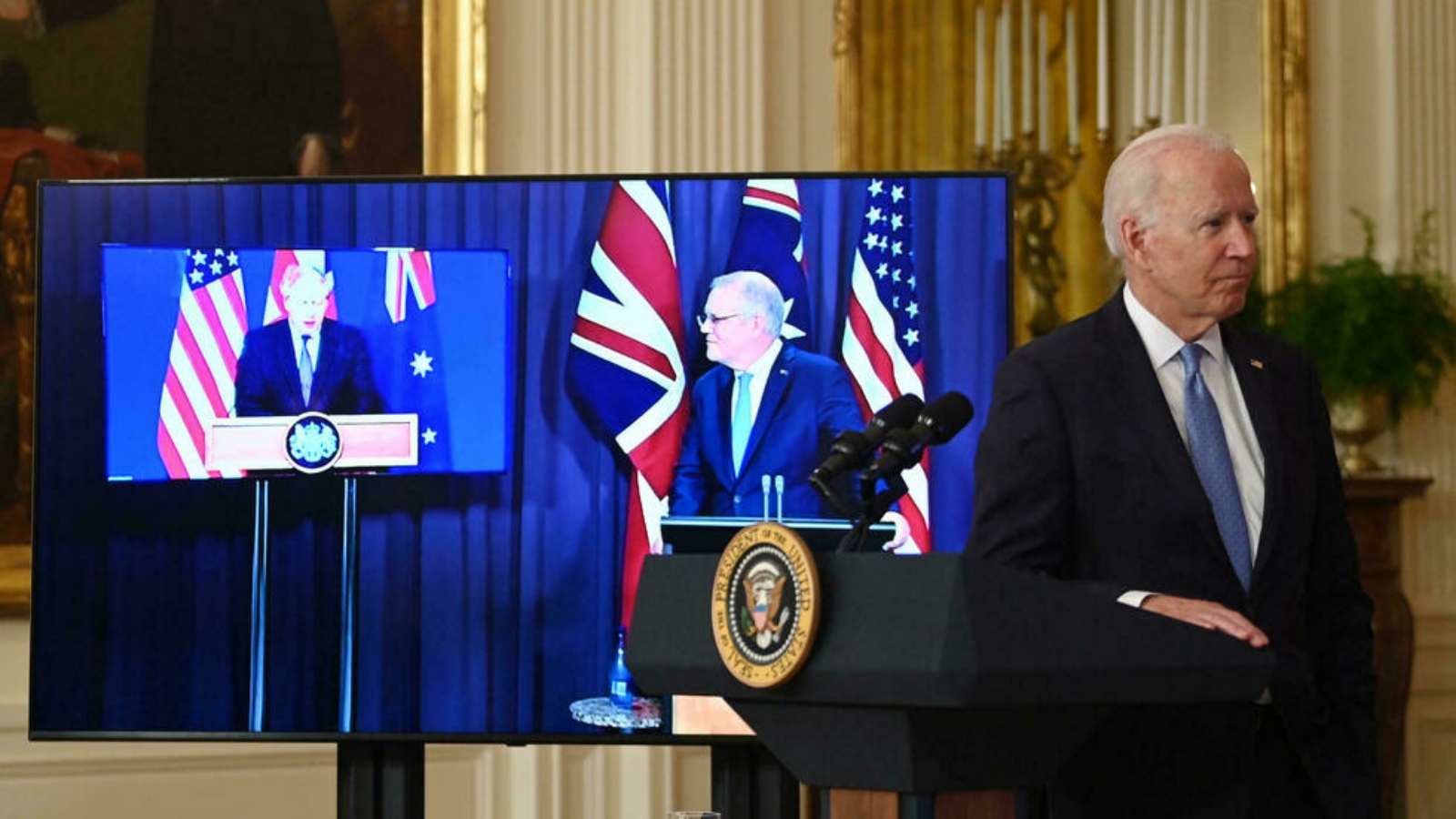 رئيس الوزراء الأسترالي سكوت موريسون (في الوسط) يعلن أن بلاده ستصبح دولة نووية خلال حديثه في مؤتمر صحفي افتراضي مع رئيس الوزراء البريطاني بوريس جونسون (على اليسار) والرئيس الأمريكي جو بايدن.