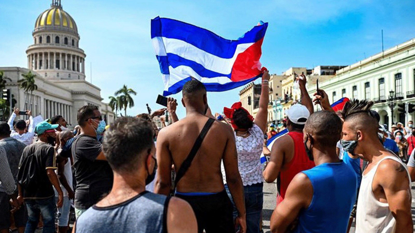 كوبيون خارج مبنى الكابيتول في هافانا خلال مظاهرة ضد حكومة الرئيس الكوبي ميغيل دياز كانيل. 11 تموز/ يوليو 2021
