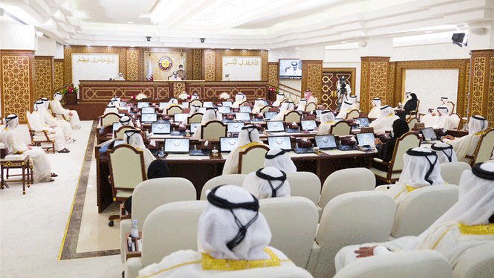 صورة نُشِرَت في 3 تشرين الثاني/ نوفمبر 2020، تُظهِر أمير قطر الشيخ تميم بن حمد آل ثاني وهو يلقي كلمة أمام مجلس الشورى بالعاصمة الدوحة.