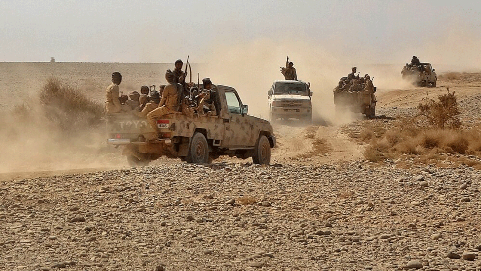 مقاتلون يستقلون شاحنات صغيرة مع اشتباك القوات الموالية للحكومة اليمنية مع المتمردين الحوثيين في الجدعان بمحافظة مأرب اليمنية. 22 نوفمبر / تشرين الثاني 2020.