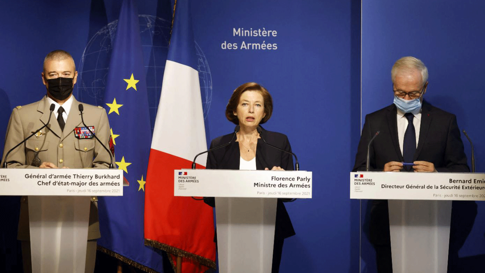 وزيرة الجيوش الفرنسية فلورانس بارلي (في الوسط ) قالت خلال المؤتمر الصحفي أن الصحراوي هو الشخص الذي كنا نبحث عنه
