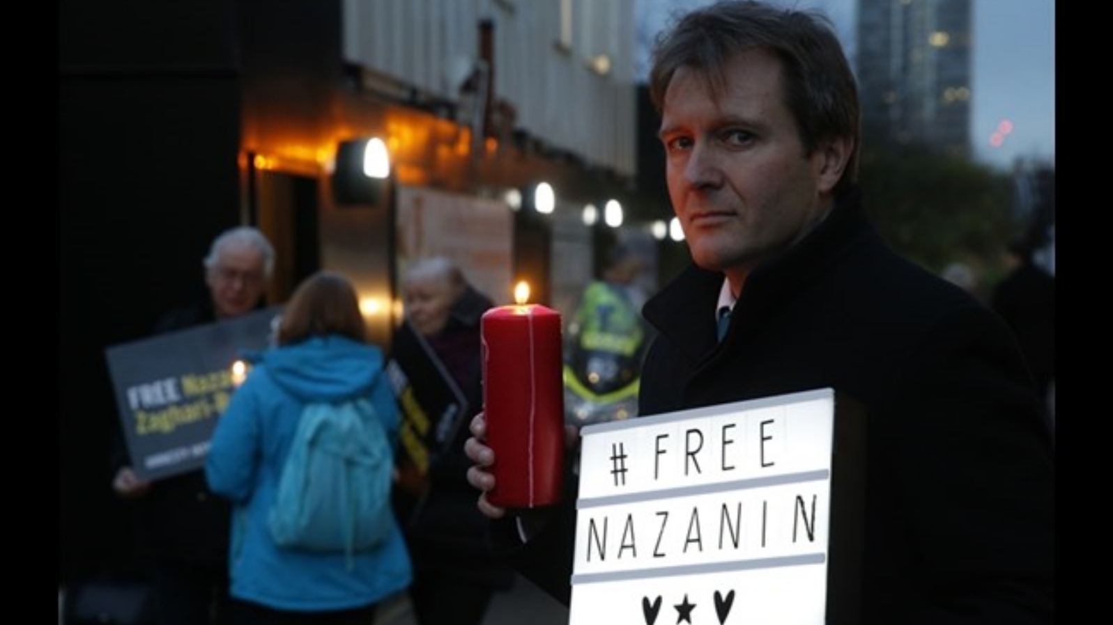 ريتشارد راتكليف زوج السجينة البريطانية-الإيرانية المزدوجة الجنسية نازانين زاغاري راتكليف، أثناء وقفة احتجاجية أقامتها منظمة العفو الدولية خارج السفارة الإيرانية في لندن. في 16 كانون الثاني/ يناير 2017