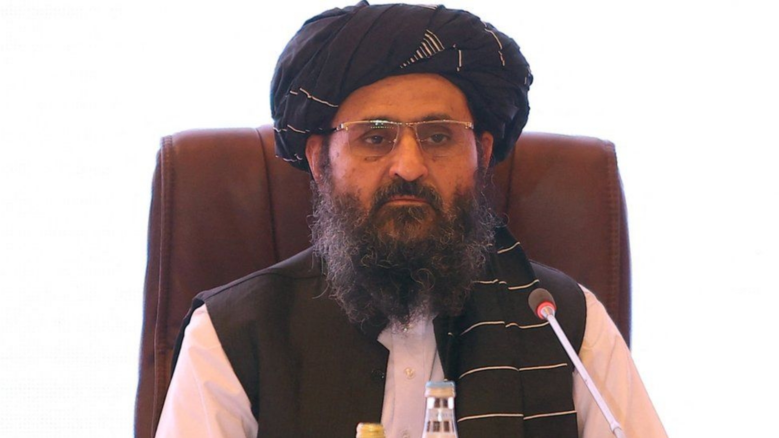 الملا عبد الغني بردار يوقّع اتفاق الدوحة بشأن انسحاب القوات الأميركية نيابة عن طالبان.