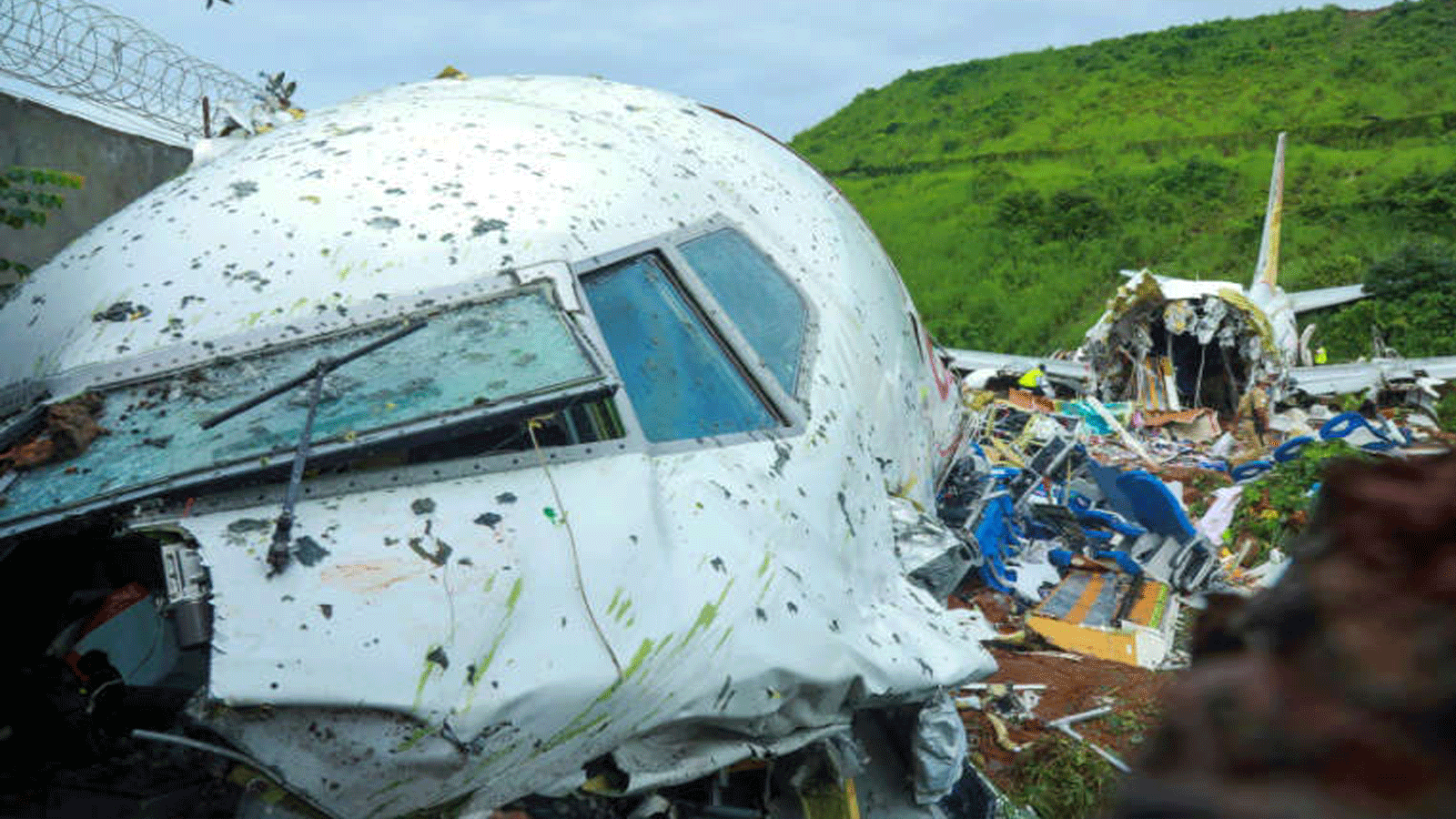 الطائرة التابعة لشركة Air India Express التي تحطمت فوق مدرج هبوطها على ضفة طولها 10 أمتار في مطار كوزيكود في آب/ أغسطس من العام الماضي 2020