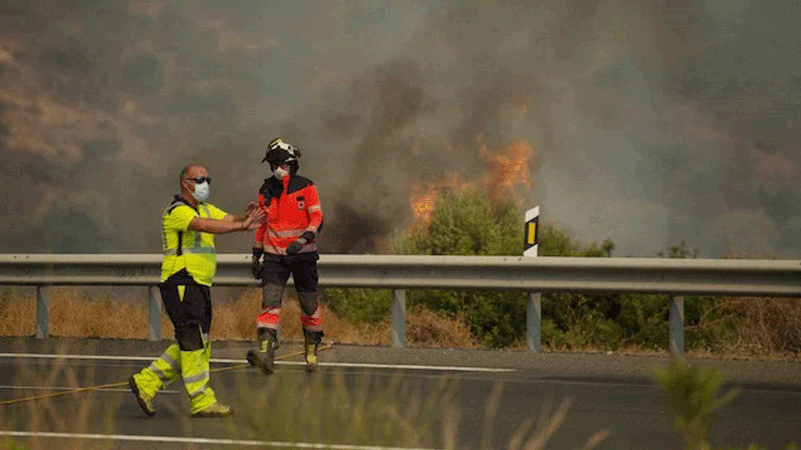 رجال إطفاء الغابات يعملون في إيستيبونا، مقاطعة ملقة، خلال حريق هائل في 9 ايلول/ سبتمبر 2021