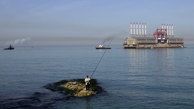 سفينة توليد الكهرباء التركية فاطمة غول سلطان راسية قبالة الشاطئ اللبناني