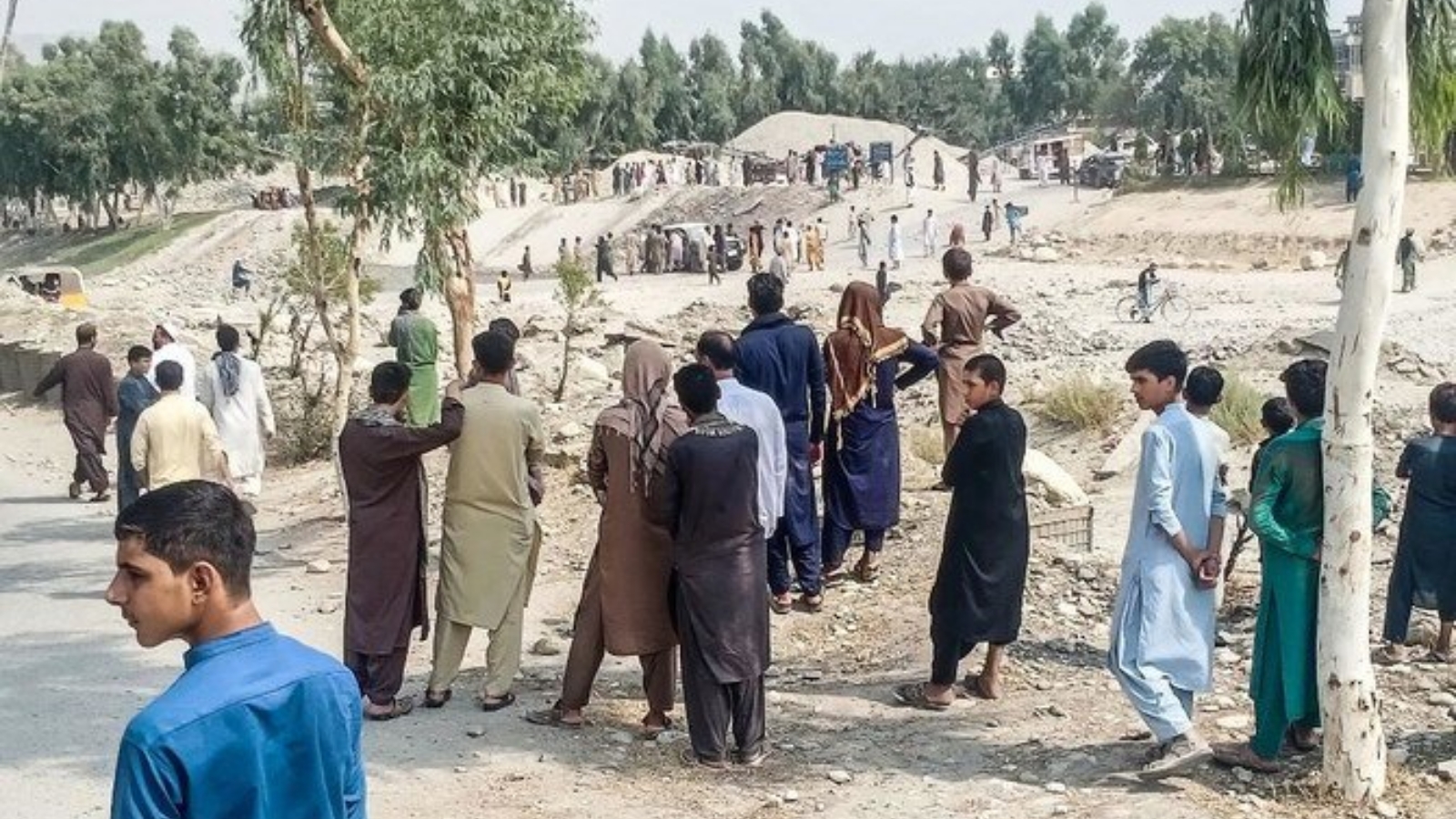 مدنيون في نقطة تفتيش لقوات النظام الجديد في جلال آباد بشرق أفغانستان. بتاريخ 22 أيلول/ سبتمبر 2021.