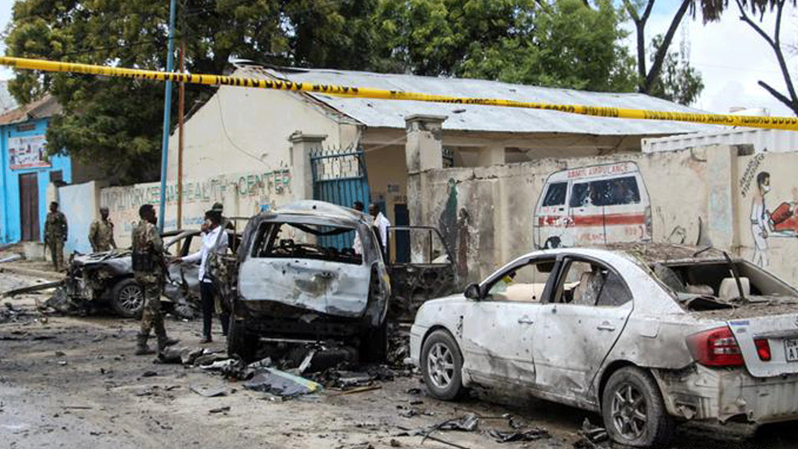 مشهد من التفجير الانتحاري في الصومال، نفذّه السائق عند حاجز للشرطة