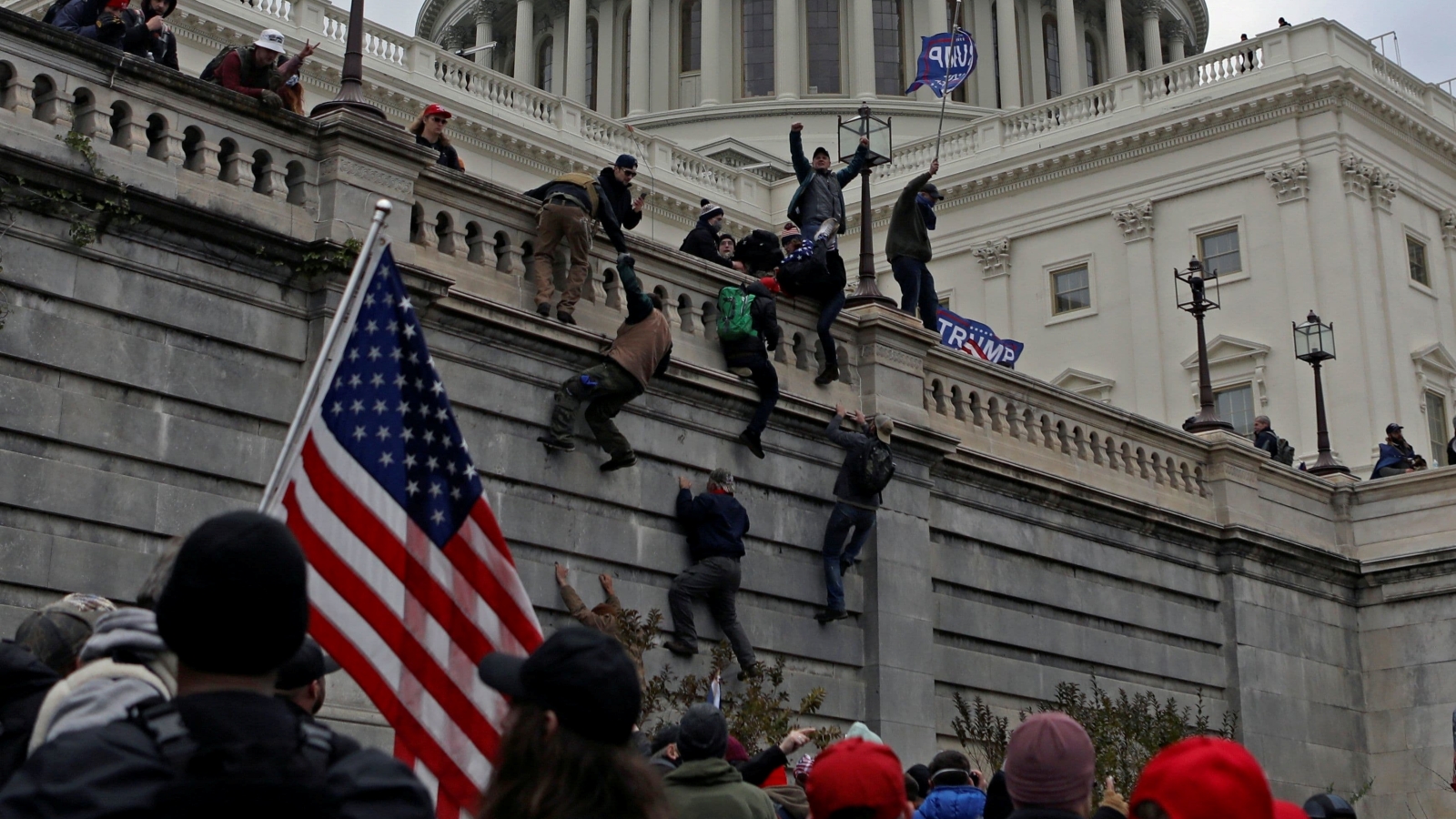 أميركيون يقتحمون مبنى الكابيتول في واشنطن. في 6 كانون الثاني/يناير.