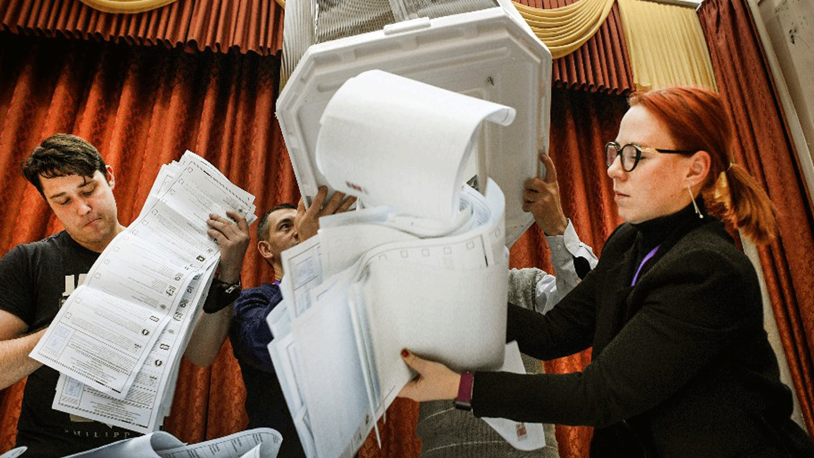 عملية فرز الاصوات في الانتخابات الروسية التي رحب الكرملين بنتائجها وتعتبرها المعارضة مزورة