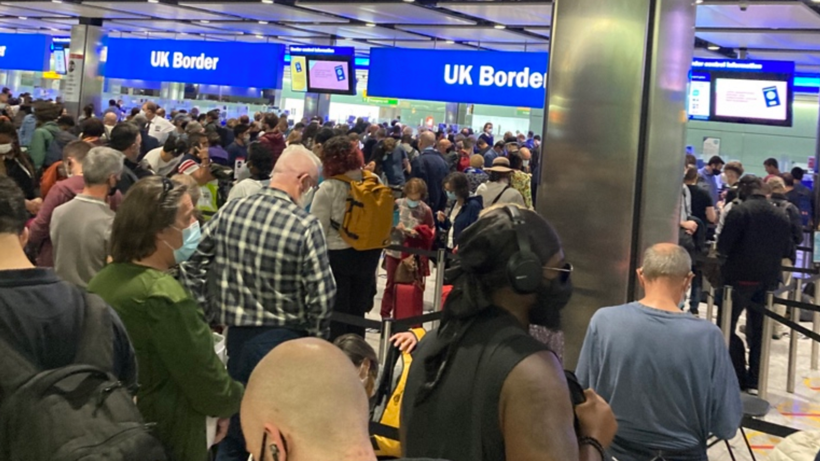 صورة للفوضى في مطار هيثرو البريطاني - صورة من شاشة شكاي نيوز 