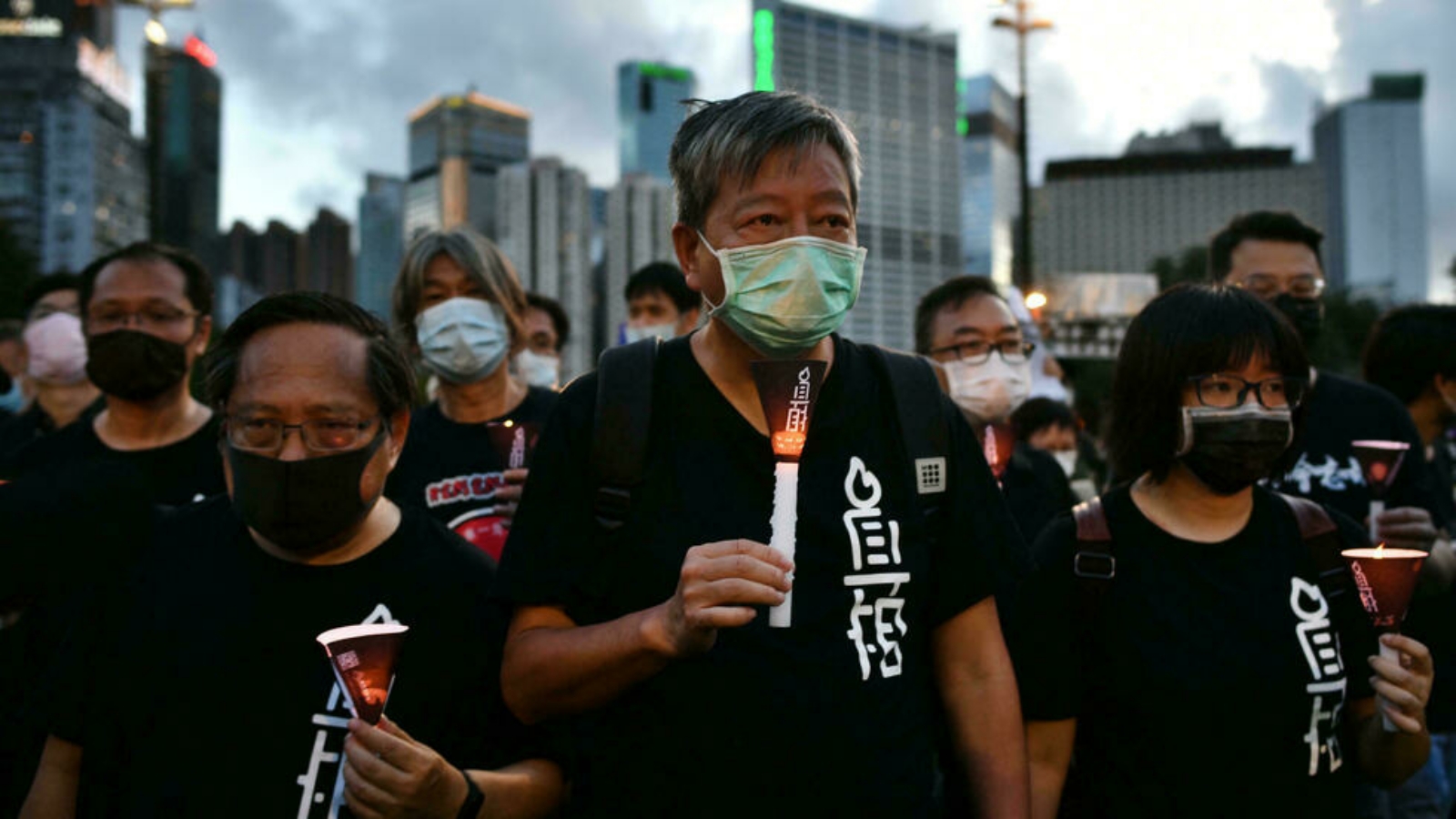 مناصرو تحالف هونغ كونغ ينظمون وقفة احتجاجية على ضوء الشموع في حديقة فيكتوريا في هونغ كونغ لإحياء ذكرى قمع بكين في ميدان تيانانمين، في 4 حزيران/ يونيو من كل عام.