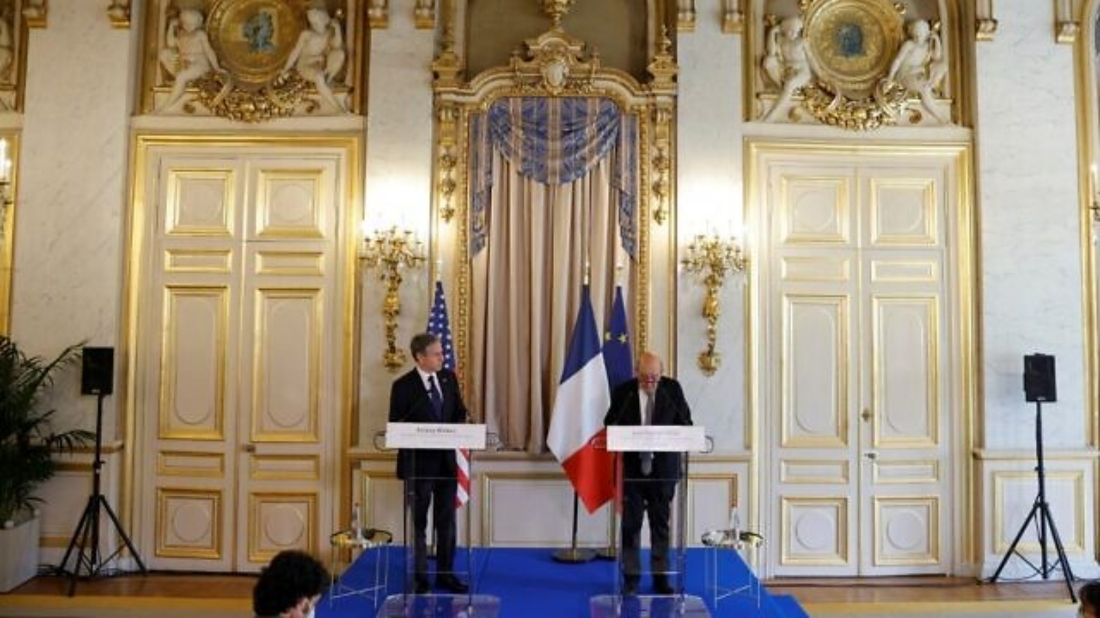 وزير الخارجية الأميركي أنتوني بلينكين (إلى اليسار) ووزير الخارجية الفرنسي جان إيف لودريان يحضران مؤتمرًا صحفيًا مشتركًا في وزارة الخارجية الفرنسية في باريس. بتاريخ 25 حزيران/ يونيو 2021.