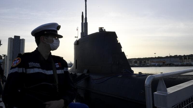 ضابطًا بحريًا فرنسيًا أمام برج غواصته في صورة من الأرشيف
