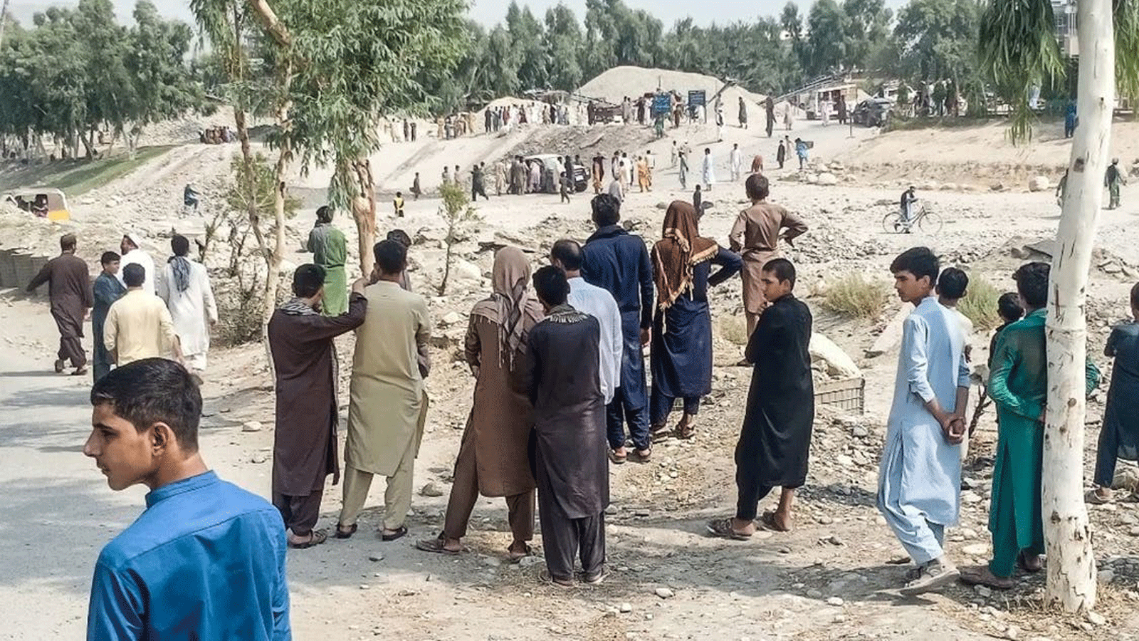 عناصر وأفراد من طالبان يتجمعون في موقع انفجار قنبلة استهدفت شاحنة صغيرة تقل مقاتلي طالبان في جلال آباد في 19 أيلول/ سبتمبر 2021