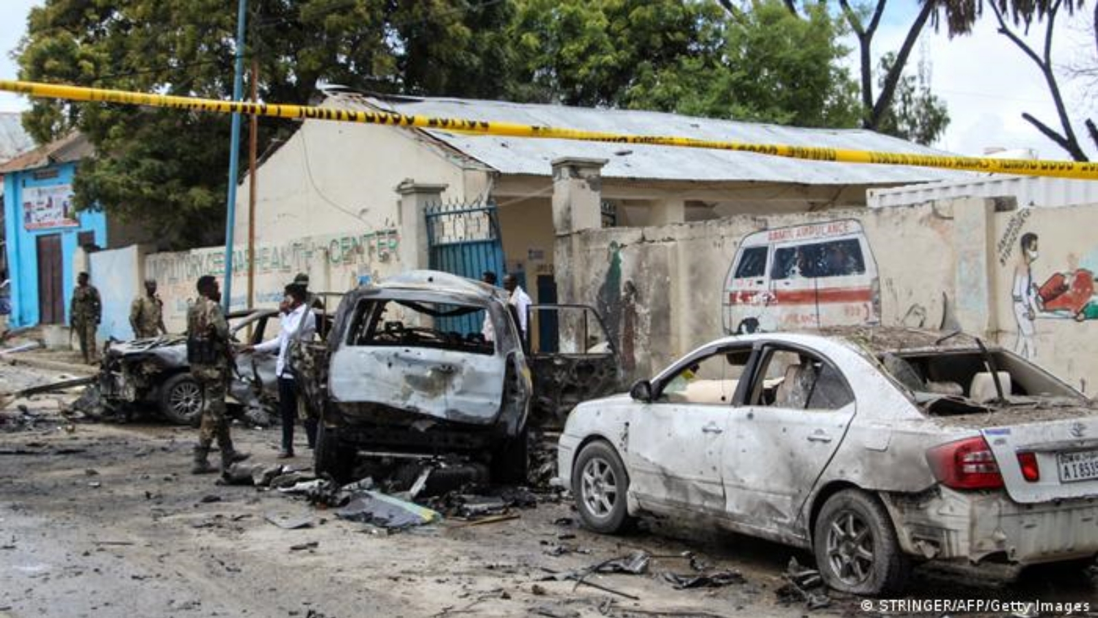 عناصر من الشرطة في موقع انفجار السيارة المفخخة في مقديشو، الصومال.