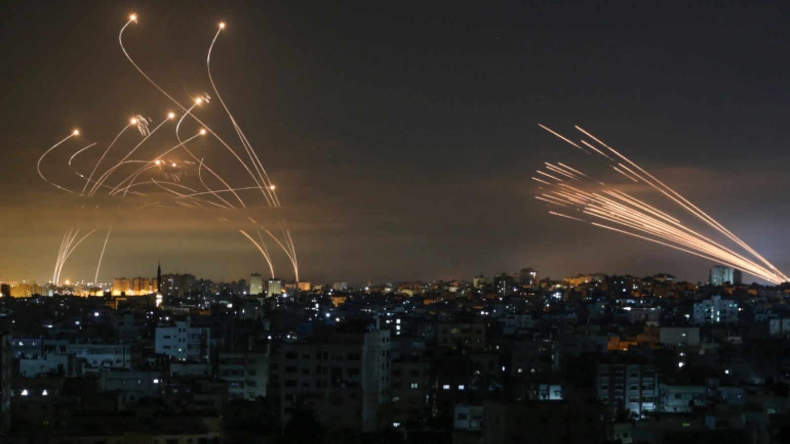 نظام القبة الحديدية الإسرائيلي المضاد للصواريخ يعترض صواريخ أطلقت من قطاع غزة باتجاه إسرائيل. في 19 أيار/مايو 2021.