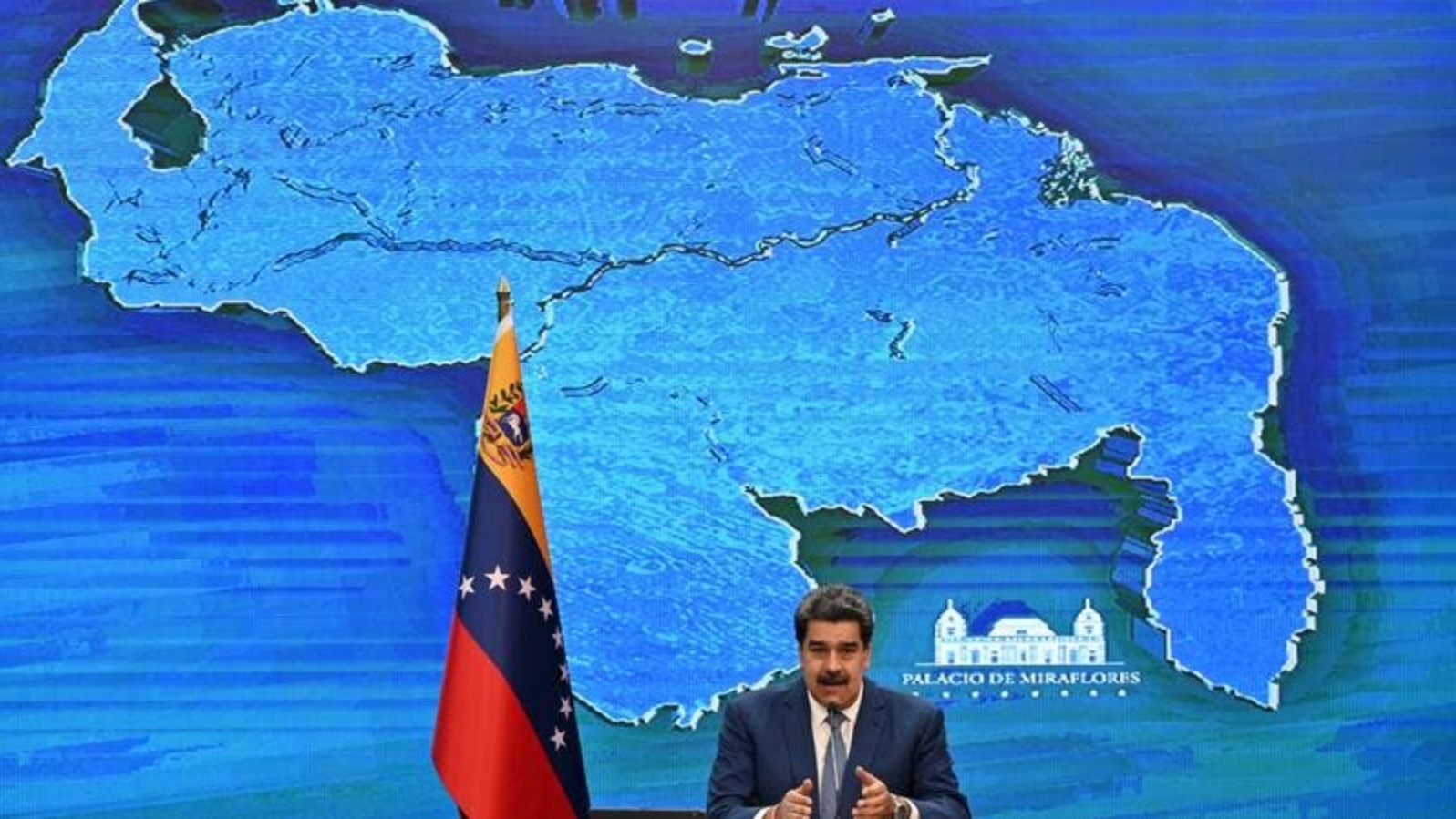 الرئيس الفنزويلي نيكولاس مادورو يتحدث خلال مؤتمر صحفي مع مراسلي وسائل الإعلام الدولية في قصر ميرافلوريس الرئاسي في كاراكاس. بتاريخ 15 آب/أغسطس 2021.