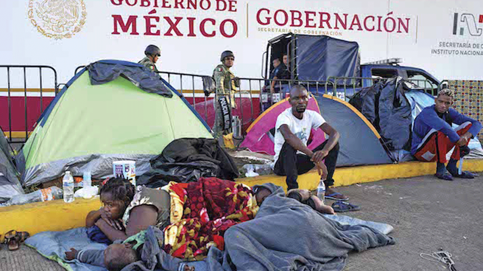 مهاجرون أفارقة ينتظرون خارج مركز Siglo XXI للاحتجاز في تاباتشولا ، على الحدود الجنوبية للمكسيك.