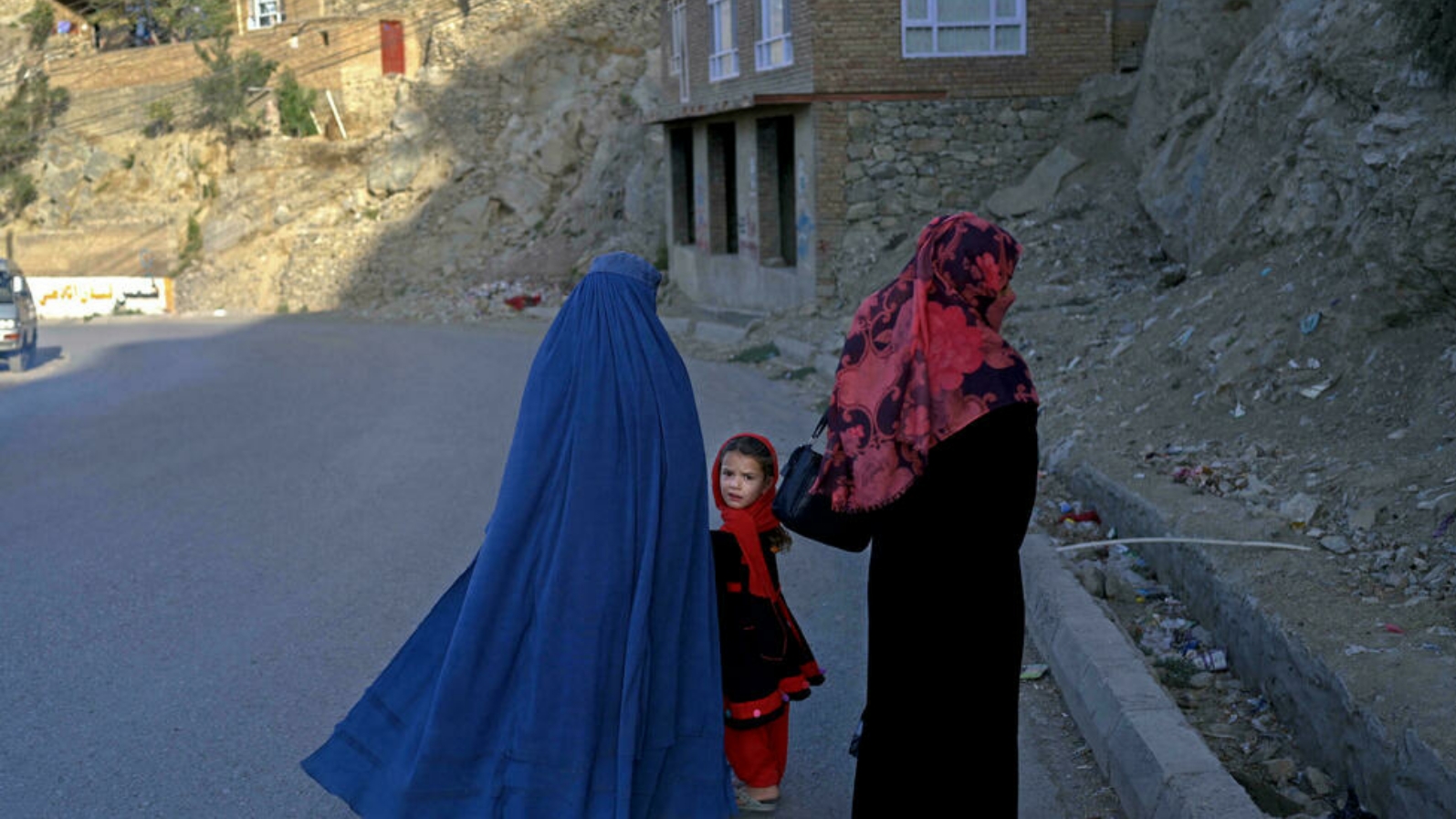 نساء في شارع في كابول على الرغم من عودة طالبان وتهديداتها.