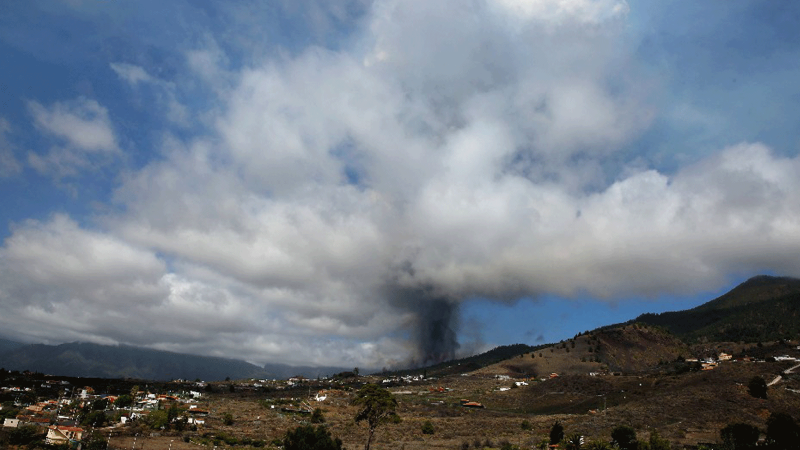 بركان كومبر فيجا في لا بالما بجزر الكناري الإسبانية ثار يوم الأحد 19 أيلول/ سبتمبر 2021 بعد أيامٍ من النشاط الزلزالي المتزايد
