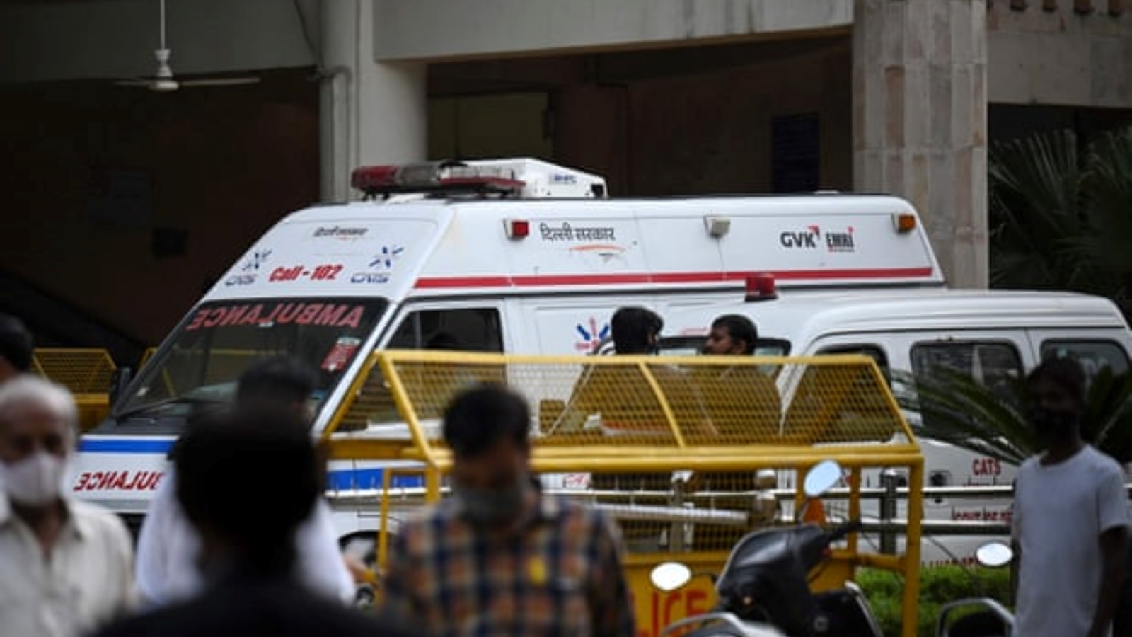 سيارة إسعاف في محكمة روهيني في نيودلهي بعد تبادل إطلاق النار. بتاريخ 24 أيلول/ سبتمبر 2021.