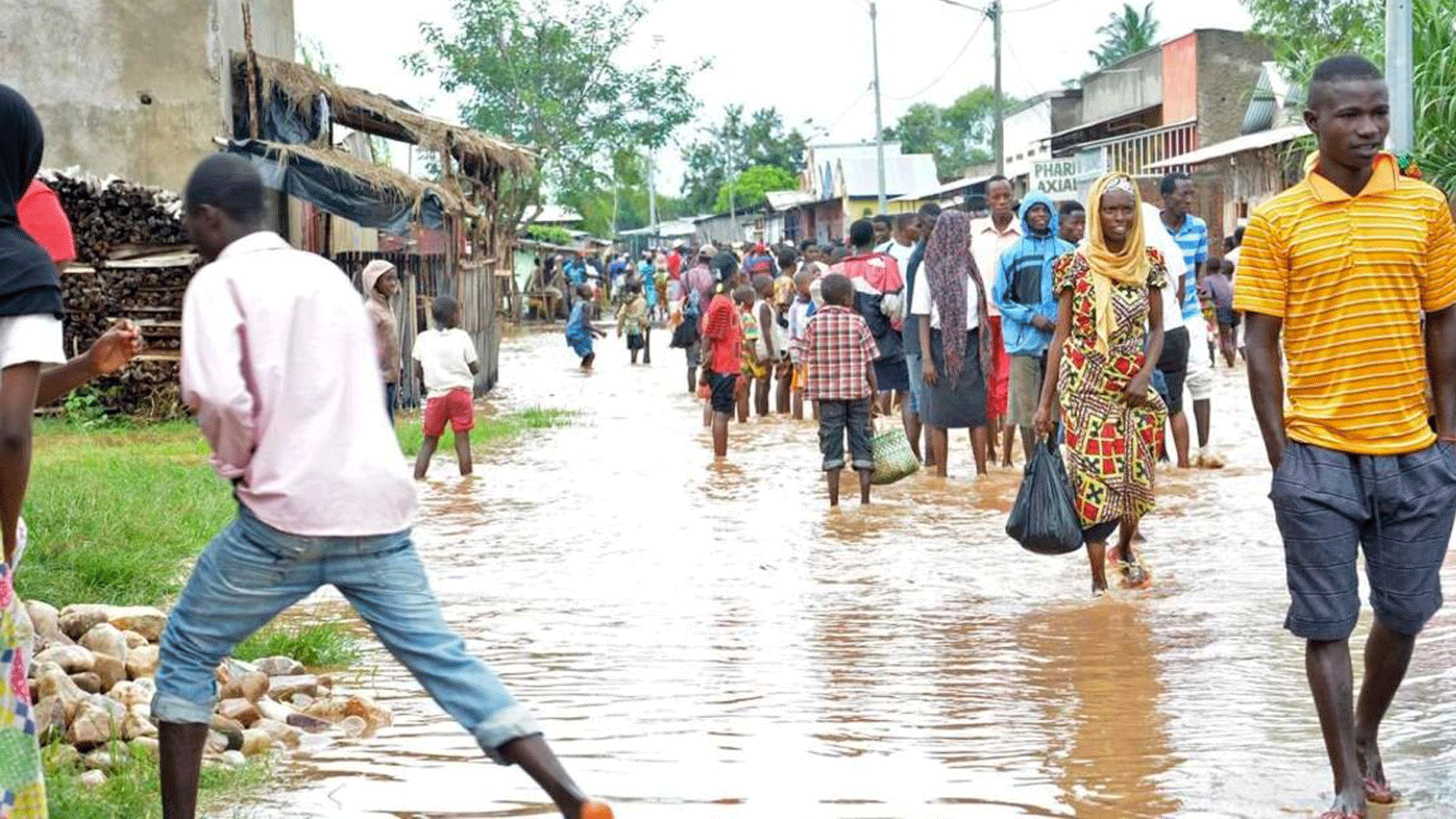 أشخاص يسيرون حفاة في شارع غمرته المياه في بوروندي في 17 آذار/مارس 2017
